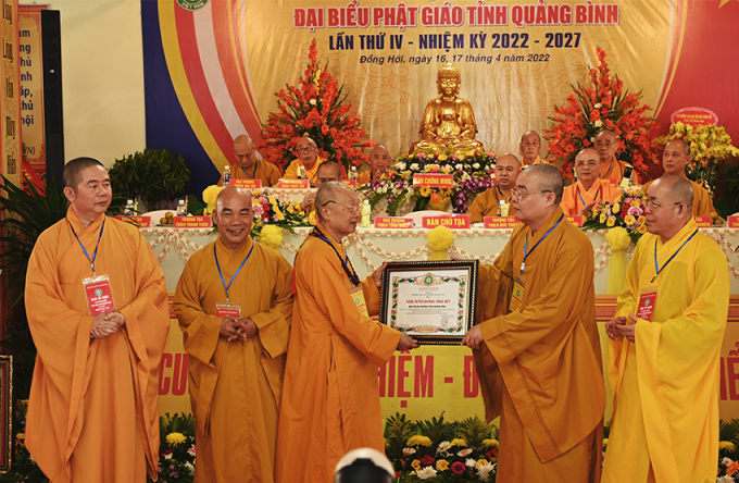 Hòa thượng Thích Thanh Nhiễu, đã trao tặng Bằng tuyên dương công đức cho tập thể Ban Trị sự GHPGVN tỉnh Quảng Bình và các cá nhân đóng góp nhiều công đức.