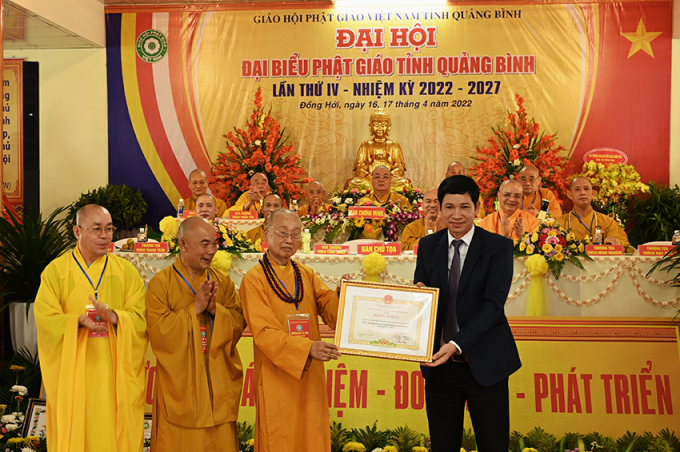 Thay mặt chính quyền tỉnh ông Hồ An Phong đã trao tặng Bằng khen cho tập thể BTS tỉnh đã có nhiều thành tích trong nhiệm kỳ qua.