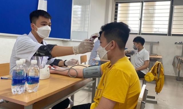 Hình ảnh học sinh khối 6 đầu tiên tại Hà Nội được tiêm vaccine COVID-19
