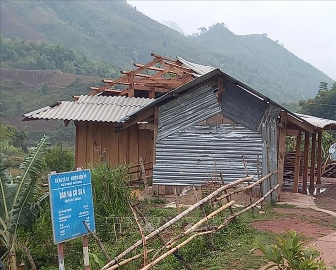 Một ngôi nhà của người dân tại bản Na Cô Sa 4 (xã Na Cô Sa, huyện Nậm Pồ, tỉnh Điện Biên) bị tốc mái do mưa lớn, gió lốc xảy ra vào đêm 17/4/2022. Ảnh: TTXVN phát