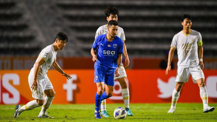 Thiếu vắng Kim Shin-wook, người từng 2 lần vô địch AFC Champions League, nhưng Lion City vẫn tạo ra cơ hội và suýt có bàn mở tỷ số ngay ở phút thứ 2, với cú sút chệch cột từ ngoài vùng cấm của Song Ui-yong. Tới phút 13, thủ môn Hassan Sunny cứu thua trước cú sút của Bruno Lamas bên đội Hàn Quốc.