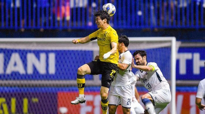 Jeonnam Dragon, đội vô địch FA Cup của Hàn Quốc, vấp phải lối đá khó chịu từ Pathum. Việc chơi trên sân nhà Thái Lan và có sự cổ vũ của khán giả cũng giúp Pathum chơi hưng phấn, quyết tâm hơn.