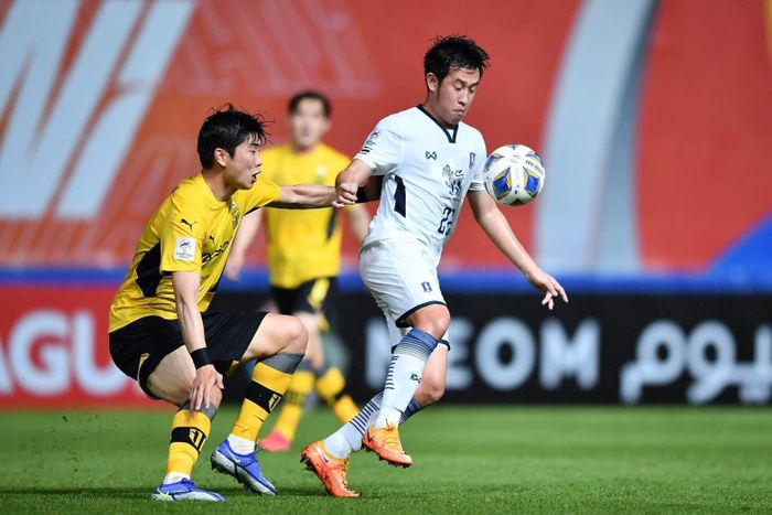 Các cầu thủ đội bóng Thái Lan chơi tự tin dưới sự chỉ đạo của huấn luyện viên Makoto Teguramori. Cơn mưa dai dẳng ảnh hưởng phần nào đến lối chơi của hai đội, và khiến Park In-hyeok lỡ hai cơ hội nửa cuối hiệp một.
