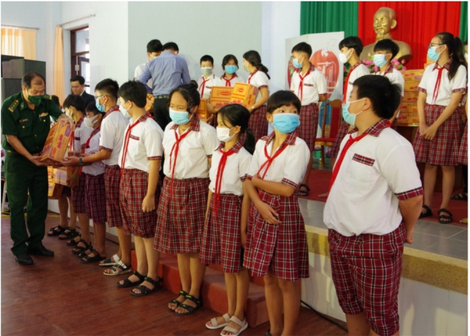 Trao tặng quà cho các em học sinh có hoàn cảnh cảnh khó khăn ở xã Thạnh An. Ảnh: Đình Chiến