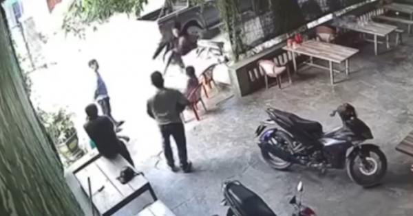 Camera ghi lại cảnh gia chủ bị nhóm người đi xe bán tải đánh gục ngay trước cửa nhà