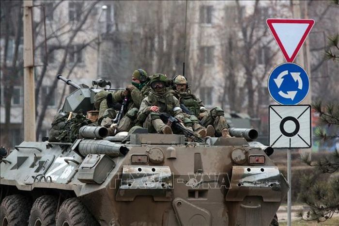 Binh sĩ Nga di chuyển hướng về Ukraine trên tuyến đường gần Armiansk, Bán đảo Crimea, ngày 26/2/2022. Ảnh: EPA-EFE/TTXVN