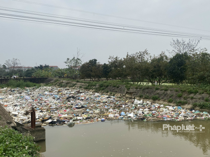 Hình ảnh rác thải ken đặc một con kênh dẫn nước tại các vùng nông thôn, không phải là điều lạ. Ảnh Văn Nhất.