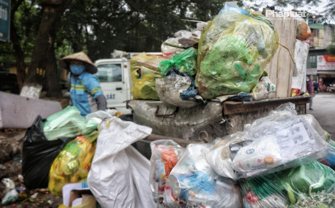 Không khó để bắt gặp những túi bỉm xuất hiện trên các xe thu gom rác, bởi đây là một loại rác thải khá phổ biến. Chị M - một công nhân vệ sinh môi trường cho biết những loại tã giấy, bỉm thường được người dân cuộn tròn rồi bỏ vào túi bóng và vứt chung vào túi rác của gia đình.