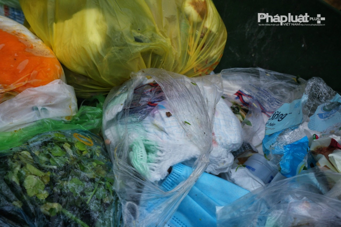 Một chiếc bỉm đã qua sử dung lẫn trong túi rác thải sinh hoạt.
