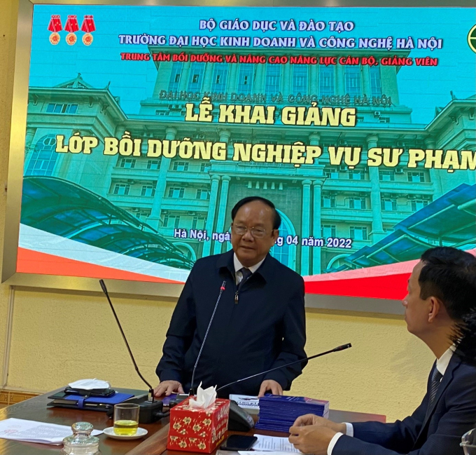 GS. TS Đinh Văn Tiến Phó Hiệu trưởng phát biểu khai giảng khoá học.