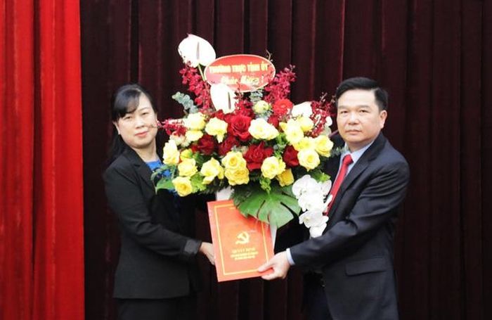 Bí thư Tỉnh ủy Bắc Ninh trao quyết định và chúc mừng đồng chí Hà Sỹ Tiếp.