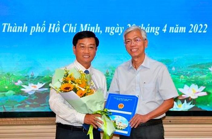 Phó Chủ tịch UBND TPHCM Võ Văn Hoan trao quyết định và chúc mừng đồng chí Nguyễn Hữu Hoài Phú.