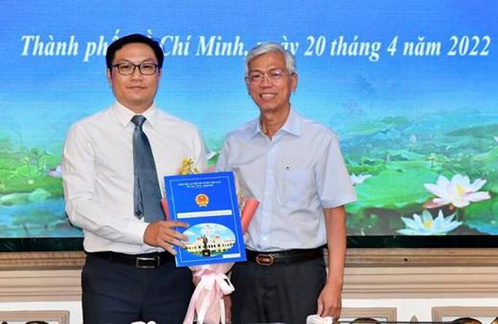 Phó Chủ tịch UBND TPHCM Võ Văn Hoan trao quyết định và chúc mừng đồng chí Vũ Ngọc Nam.