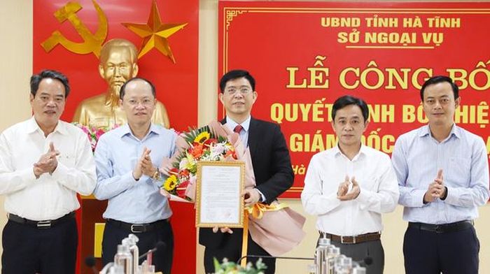 Lãnh đạo tỉnh Hà Tĩnh trao quyết định và chúc mừng đồng chí Trần Mạnh Hùng.