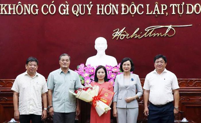 Lãnh đạo tỉnh Bình Phước chúc mừng bác sĩ Đỗ Thị Nguyên.