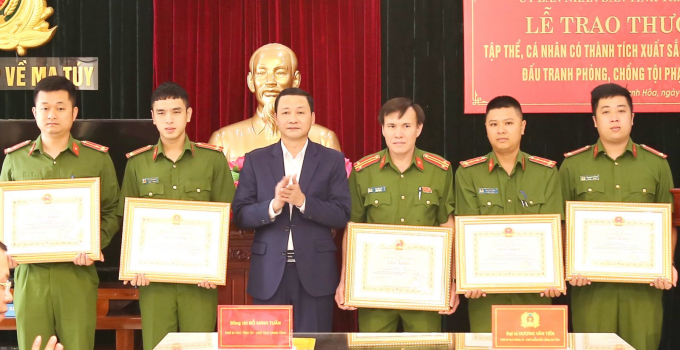 Đồng chí Đỗ Minh Tuấn, Phó Bí thư Tỉnh ủy, Chủ tịch UBND tỉnh trao Bằng khen của Chủ tịch UBND tỉnh Thanh Hoá cho 1 tập thể và 7 cá nhân trong 2 Chuyên án.