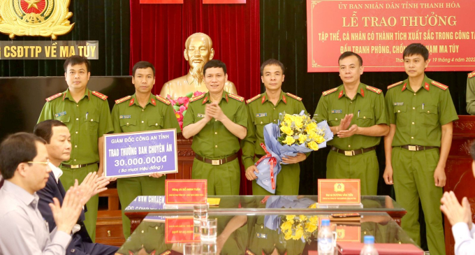 Đại tá Dương Văn Tiến, Phó Giám đốc-Thủ trưởng Cơ quan CSĐT Công an tỉnh trao thưởng cho Ban chuyên chuyên án.