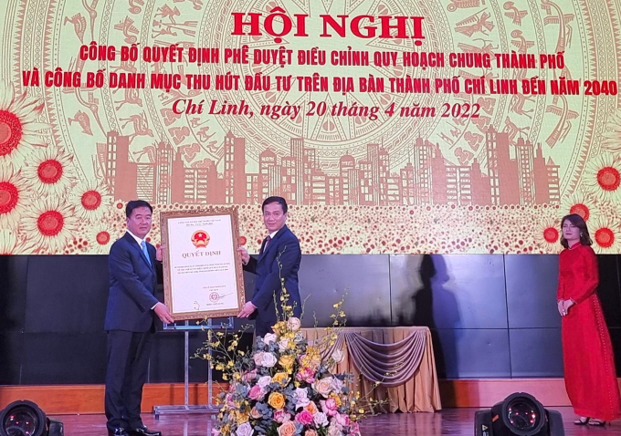 Ông Triệu thế Hùng – chủ tịch tỉnh Hải Dương trao quyết định phê duyệt điều chỉnh quy hoạch phát triển chung TP Chí Linh cho Chủ tịch TP Chí Linh