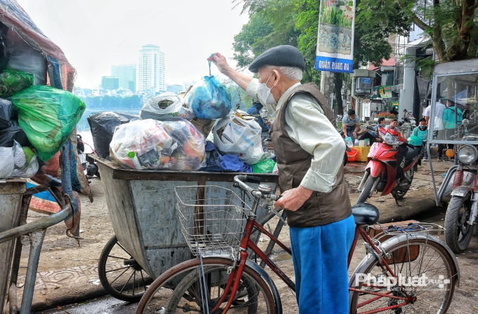 Bỉm là rác thải sinh hoạt nên người dân thường bỏ vào túi rác của gia đình rồi đưa đi vứt.