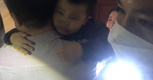 Hà Nội: Nghẹt thở giây phút giải cứu bé trai 4 tuổi rơi xuống hố thang máy