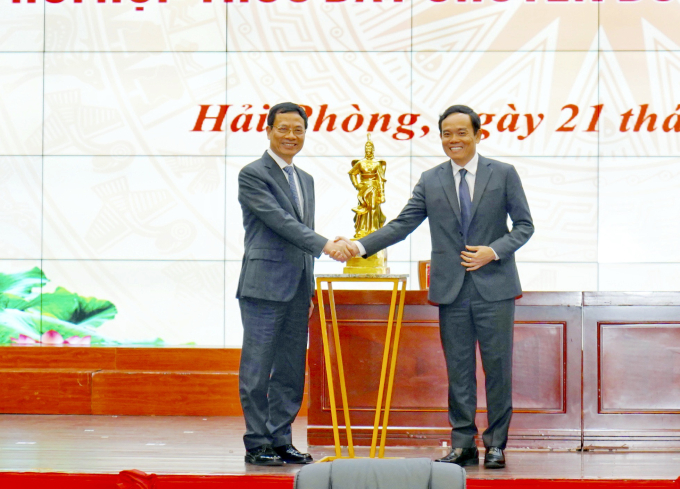 Bí thư Thành uỷ Trần Lưu Quang trao quà lưu niệm tặng Bộ trưởng Bộ Thông tin và Truyền thông Nguyễn Mạnh Hùng.
