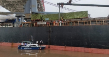 Hải Phòng: Tàu hàng 12 nghìn tấn gặp sự cố khu vực chân cầu Hoàng Văn Thụ