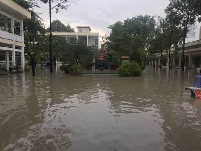 Sân trường THPT Nguyễn Hữu Cảnh ngập sâu khi mưa lớn, có nơi sâu đến 50cm.