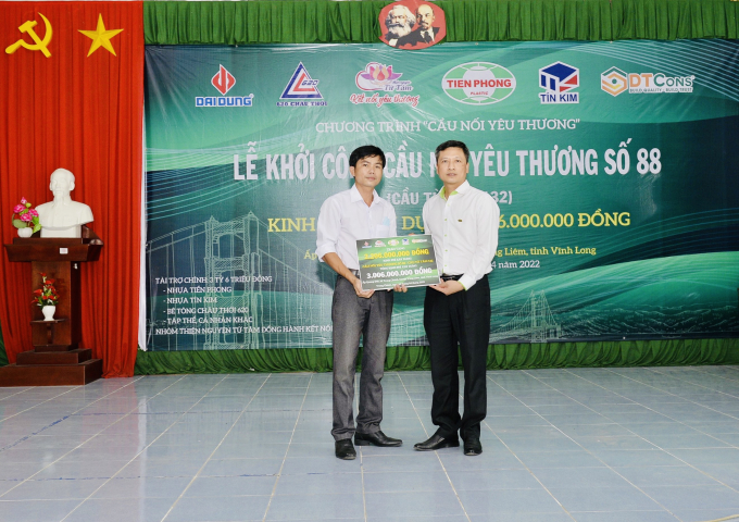 Ông Nguyễn Văn Thức - Phó Tổng giám đốc Công ty Nhựa Tiền Phong đại diện các nhà tài trợ trao bảng tượng trưng xây dựng Cầu nối yêu thương số 88.