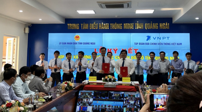 Lãnh đạo UBND tỉnh Quảng Ngãi và lãnh đạo Tập đoàn VNPT ký kết thỏa thuận hợp tác.