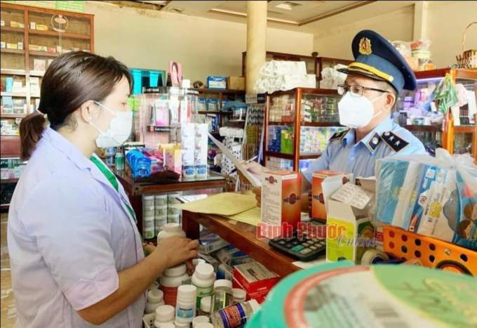 Đội quản lý thị trường số 3, Cục quản lý thị trường tỉnh Bình Phước kiểm tra việc kinh doanh buôn bán các sản phẩm vật tư y tế, thuốc tân dược tại các cơ sở y tế tư nhân trên địa bàn huyện Bù Đăng.