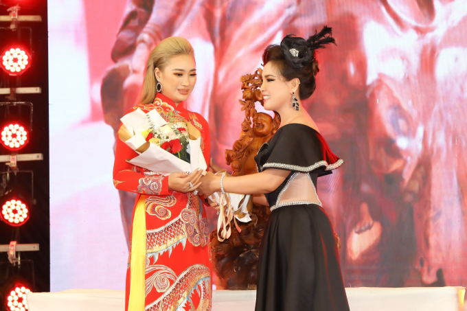 Trưởng BTC Đặng Gia Bena trao hoa tri ân cho người đẹp Trịnh Thị Lan.