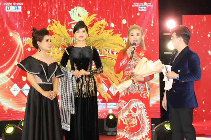 Nữ doanh nhân Trịnh Thị Lan xúc động khi quyết tâm đấu gia bộ trang phục áo bà ba.