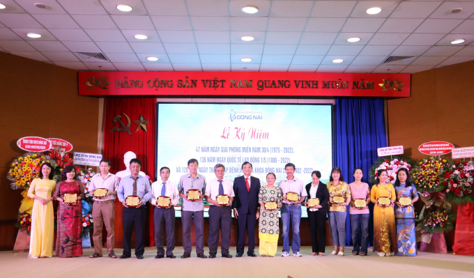 Trao kỉ niệm chương cho những cán bộ công tác lâu năm hiện đang công tác tại BVĐK Đồng Nai.