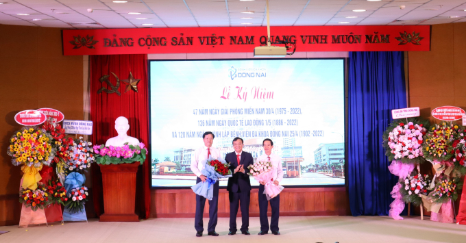 Lãnh đạo sở Y tế trao tặng hoa kỉ niệm cho BVĐK Đồng Nai