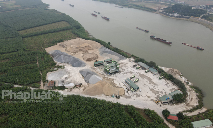 Tháng 10/2021, Công ty TNHH sản xuất và kinh doanh vật liệu xây dựng An Phúc (Chi nhánh tại Bắc Ninh) đã thực hiện hành vi vi phạm hành chính, tập kết vật liệu xây dựng tại bãi sông khi chưa được cấp có thẩm quyền cấp phép (tại khu vực: Km2+750&pide;Km3+450 đê bối Tả Đuống, thuộc xã Cảnh Hưng, huyện Tiên Du).  Ảnh chụp tháng 12/2021
