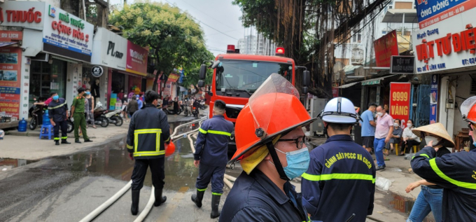 Cháy nhà trên phố Lĩnh Nam, kịp thời cứu 4 người thoát nạn