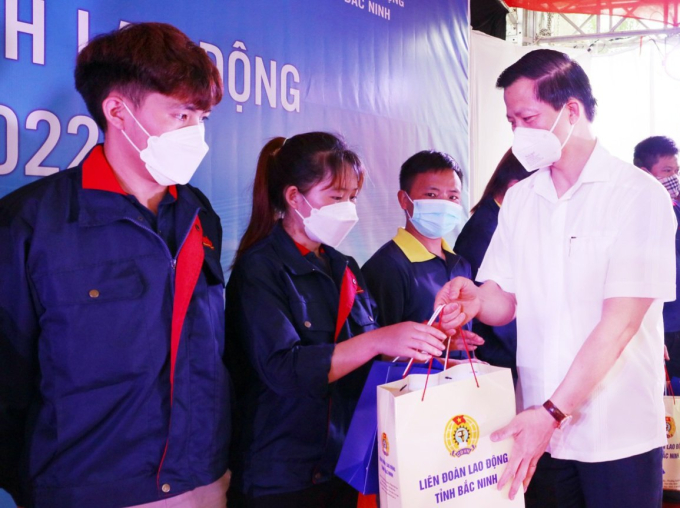 Phó Chủ tịch Thường trực UBND tỉnh Vương Quốc Tuấn trao quà cho công nhân có hoàn cảnh khó khăn.