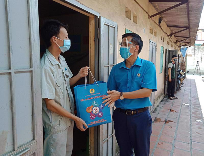 Công đoàn Hà Nội tặng tặng túi An sinh Công đoàn cho công nhân ở khu nhà trọ tại xã Võng La, huyện Đông Anh, Hà Nội.