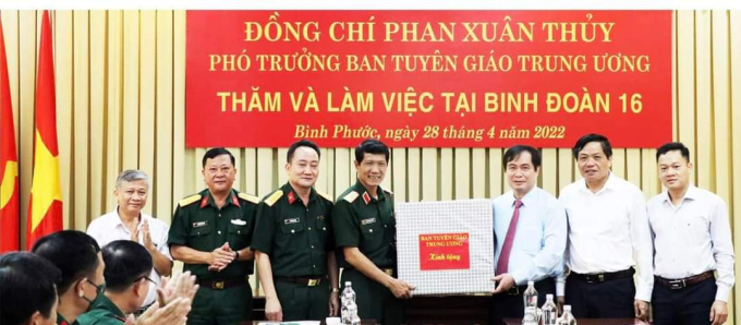 Phó Trưởng Ban Tuyên giáo Trung ương Phan Xuân Thủy tặng quà cán bộ, chiế sĩ, nhân viên Bình đoàn 16