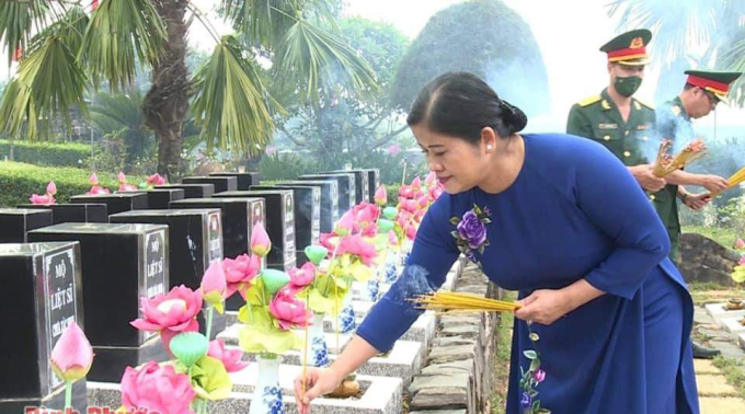 Phó Bí thư Tỉnh ủy, Chủ tịch UBND tỉnh Bình Phước Trần Tuệ Hiền thắp hương tại phần mộ các anh hùng liệt sĩ.