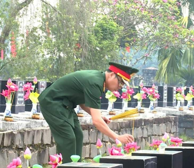 Đại diện  các lực lượng vũ trang thắp hương phần mộ các anh hùng liệt sĩ.