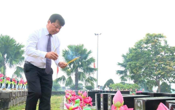Phó Chủ tịch UBND tỉnh Trần Văn Mi thắp hương tri ân các anh hùng liệt sĩ.