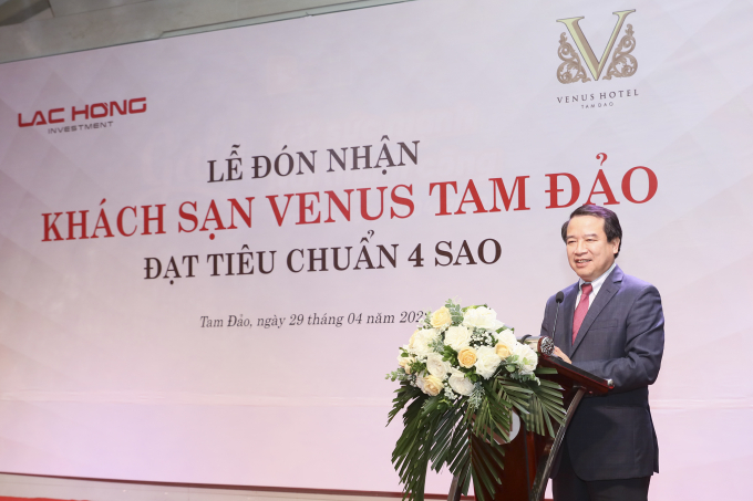 Ông Hà Văn Siêu – Phó Tổng cục trưởng Tổng cục Du lịch Việt Nam chúc mừng Khách sạn Venus Tam Đảo được công nhận khách sạn đạt tiêu chuẩn 4 sao đầu tiên của Tam Đảo