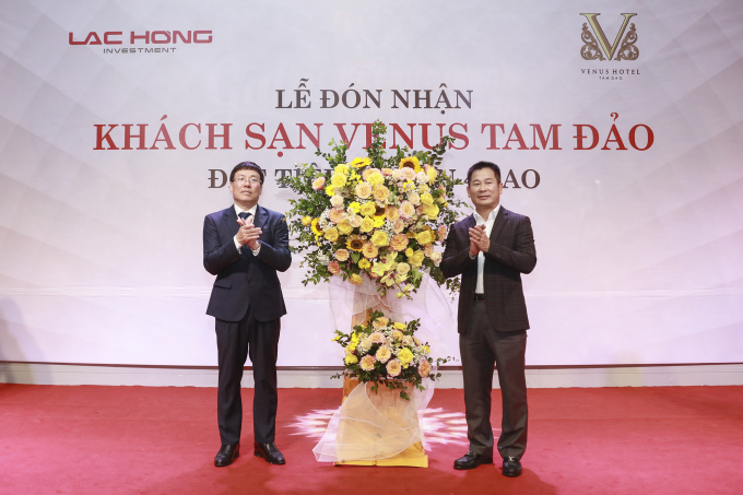 Ông Lê Duy Thành – Chủ tịch UBND tỉnh Vĩnh Phúc tặng hoa chúc mừng khách sạn Venus Tam Đảo