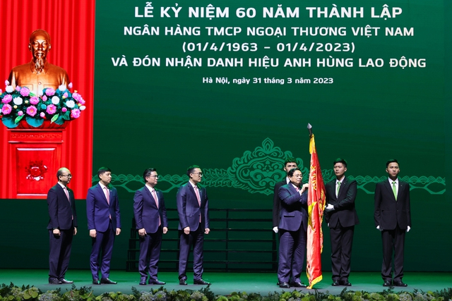 Thay mặt lãnh đạo Đảng và Nhà nước, Thủ tướng Phạm Minh trao tặng ngân hàng Vietcombank danh hiệu Anh hùng Lao động