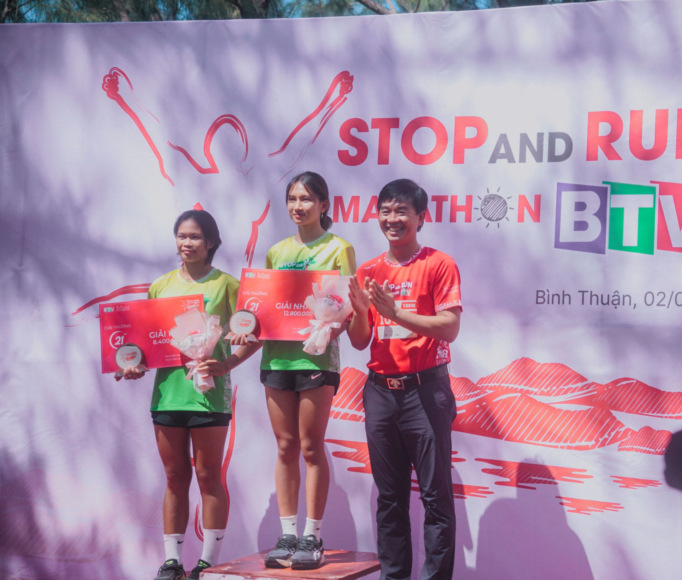 Lễ phát thưởng cho nhà vô địch đạt thành tích trên đường đua đã kết thúc mùa giải Stop And Run Marathon 2023 thành công tốt đẹp.