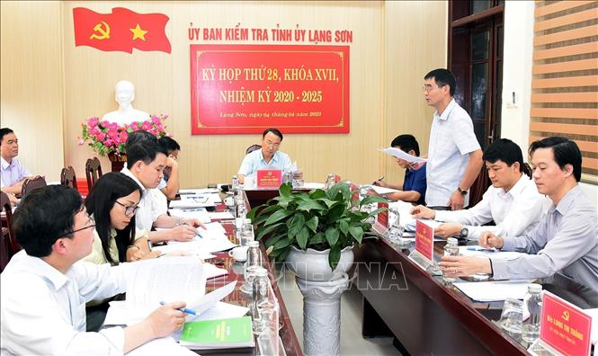 Ủy ban Kiểm tra tỉnh ủy Lạng Sơn họp kỳ 28 xem xét những dấu hiệu vi phạm của tổ chức, cá nhân có dấu hiệu vi phạm .Ảnh: TTXVN