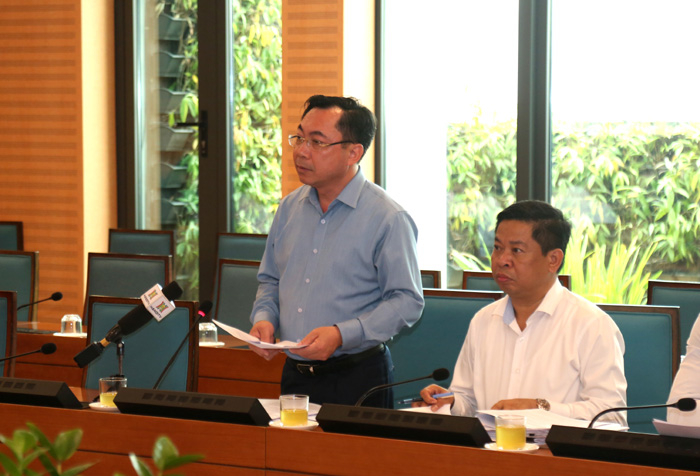 Chủ tịch UBND huyện Thạch Thất Nguyễn Mạnh Hồng báo cáo tại buổi làm việc