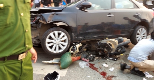 Ô tô gây tai nạn liên hoàn, nhiều người bị thương nằm la liệt trên đường