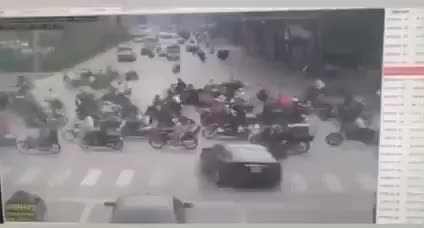 Video cận cảnh "xe điên" đâm trực diện hàng chục phương tiện trên đường phố Hà Nội